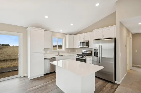 915 Brandenburg LN, Waverly, MN 55390