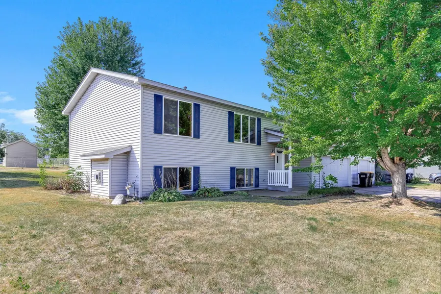 332 Orshard Pkwy W, Shakopee, MN 55379