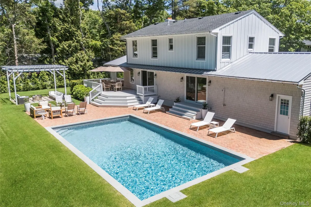 48 Beechwood DR, Southampton, NY 11968