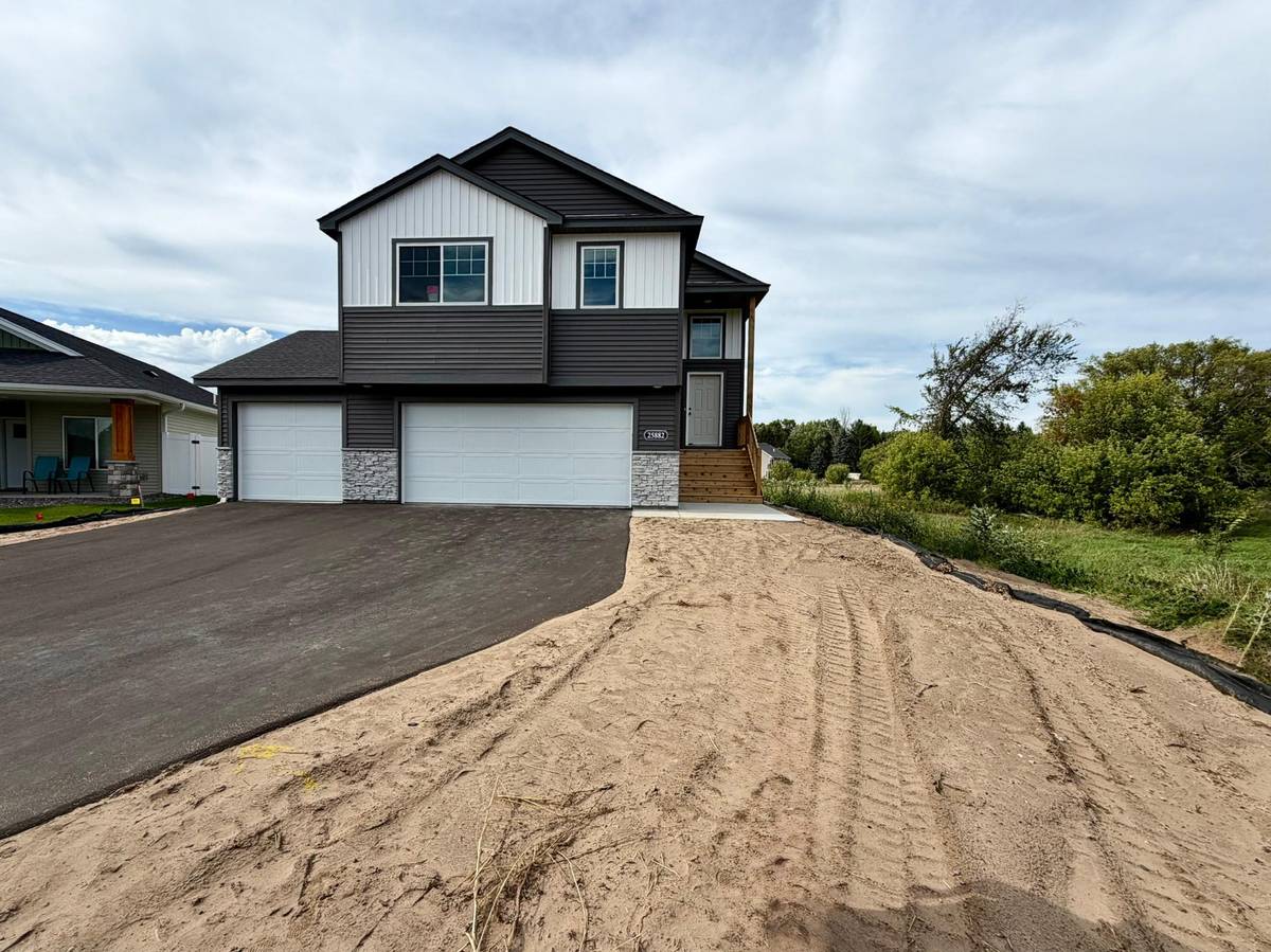 25882 Emerson CT, Wyoming, MN 55092