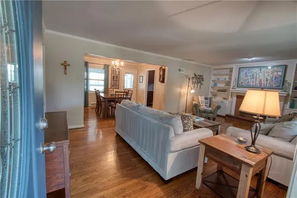 1100 W 96th TER, Kansas City, MO 64114