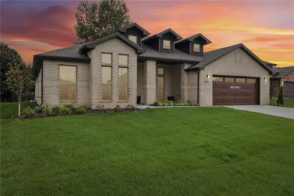 8523 Pickering ST, Lenexa, KS 66227