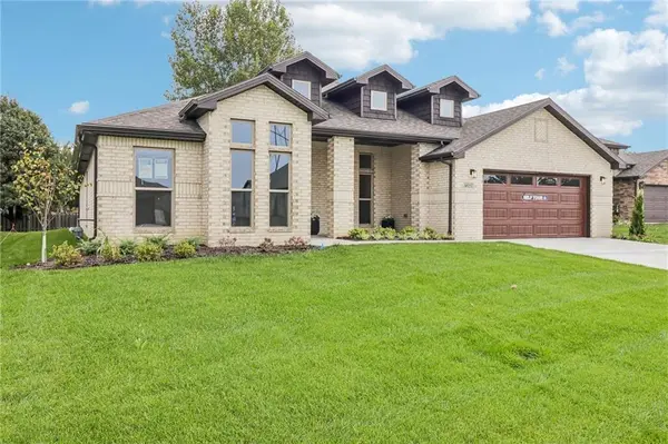 8523 Pickering ST, Lenexa, KS 66227