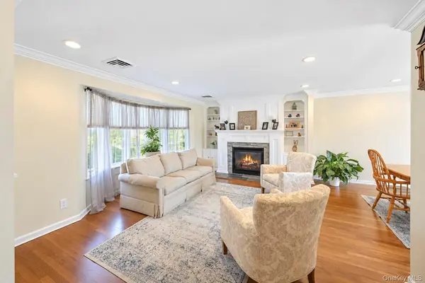 4044 Meadow LN, Seaford, NY 11783