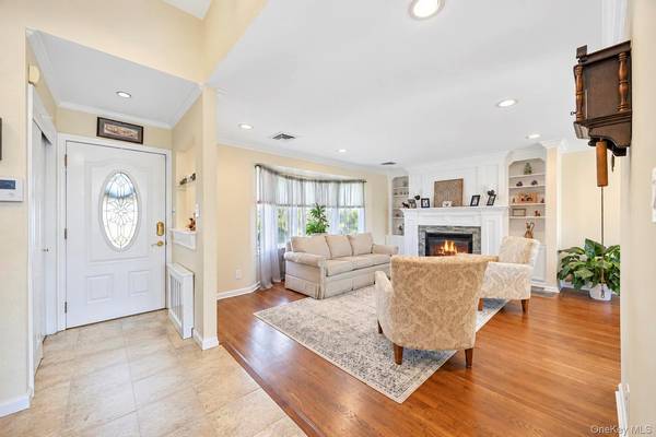 4044 Meadow LN, Seaford, NY 11783
