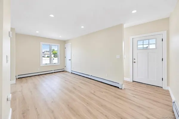 891 S Bay ST, Lindenhurst, NY 11757
