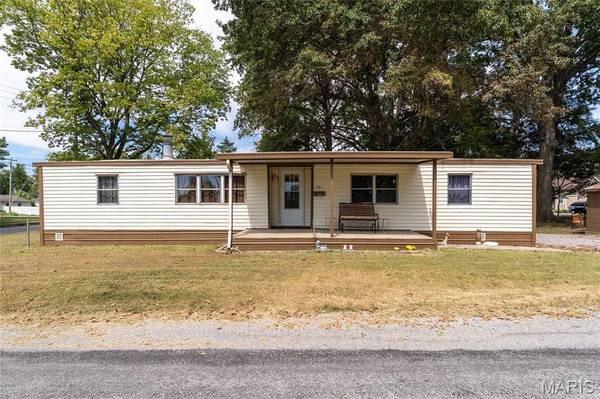 201 E 3rd ST, Christopher, IL 62822