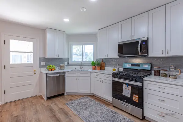 70 Dover DR, Des Plaines, IL 60018