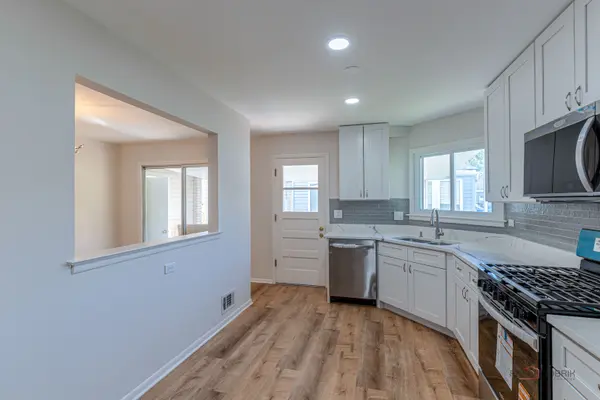 70 Dover DR, Des Plaines, IL 60018