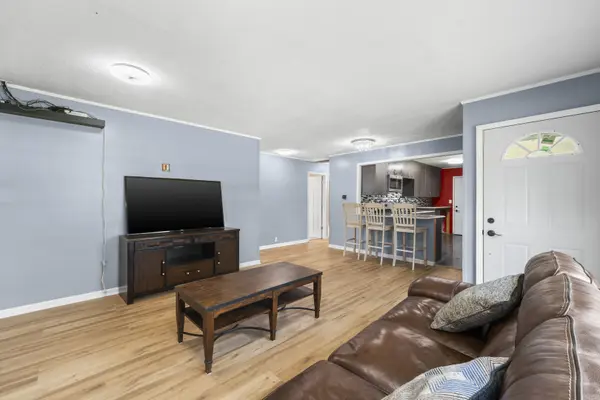 27 Cardinal LN, Carpentersville, IL 60110