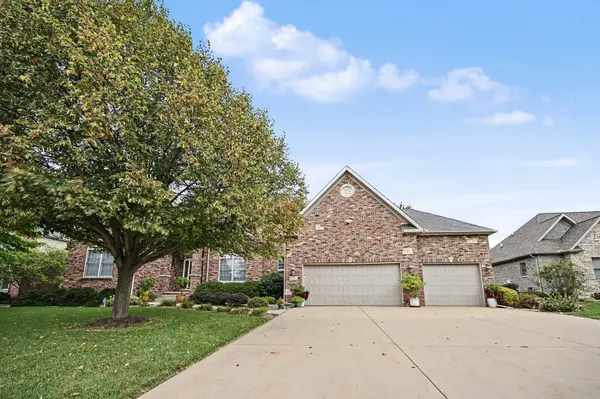 18 Stonebrook CT, Bloomington, IL 61704