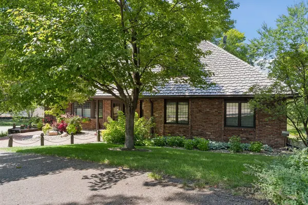 101 Ardmore DR, Golden Valley, MN 55422