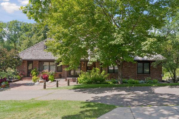 101 Ardmore DR, Golden Valley, MN 55422