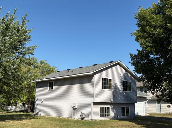 230 Dale CIR, Green Isle, MN 55338