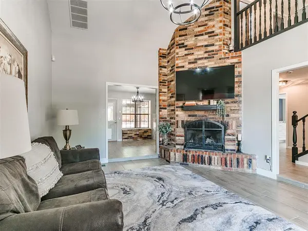 1934 E Ensey TER, Mustang, OK 73064