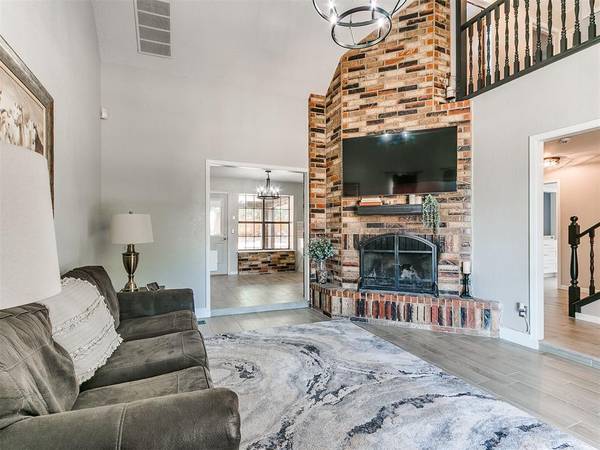 1934 E Ensey TER, Mustang, OK 73064
