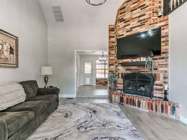 1934 E Ensey TER, Mustang, OK 73064