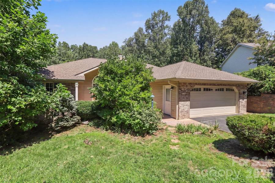 7 Firestone CT, Etowah, NC 28729