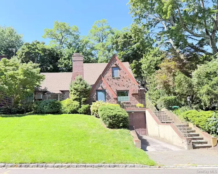 11 W Terrace RD, Great Neck, NY 11021