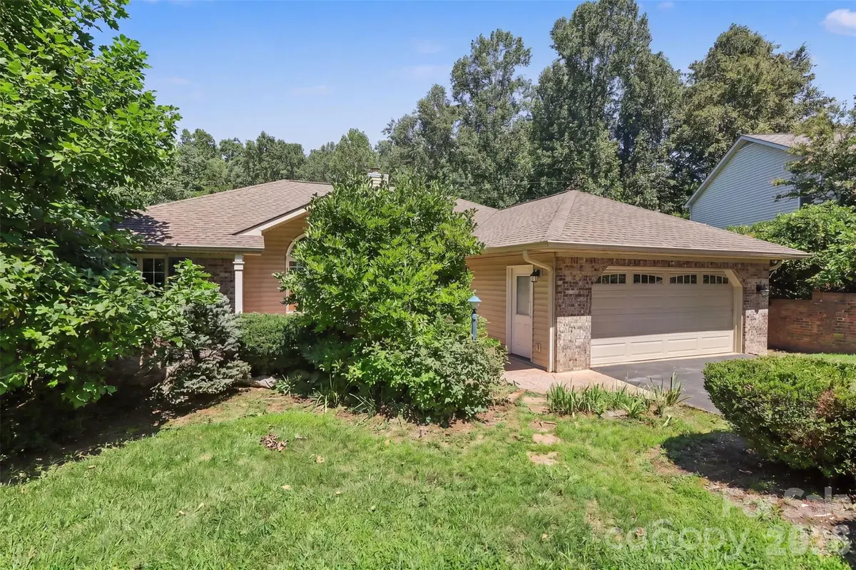 7 Firestone CT, Etowah, NC 28729