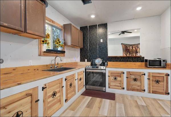 104 Pink Dahlia DR, Dale, TX 78616