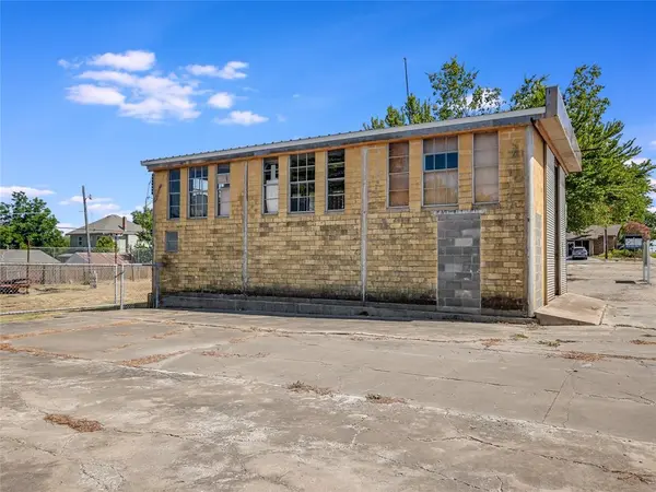 1018 N Main ST, Taylor, TX 76574