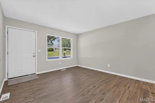 48 Laura DR, St Peters, MO 63376