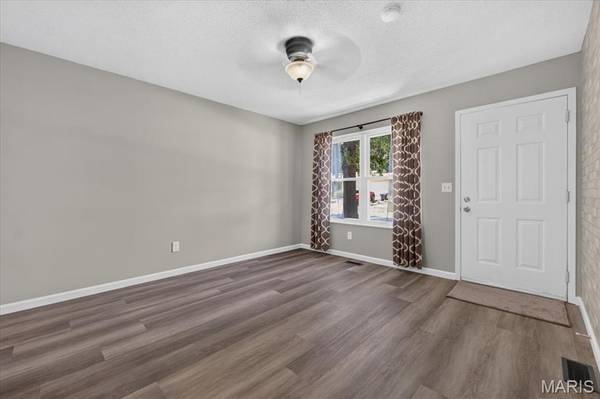 50 Laura DR, St Peters, MO 63376