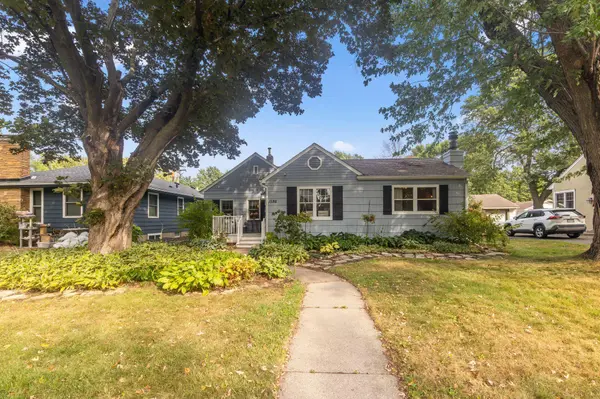 1586 Grotto ST N, Saint Paul, MN 55117