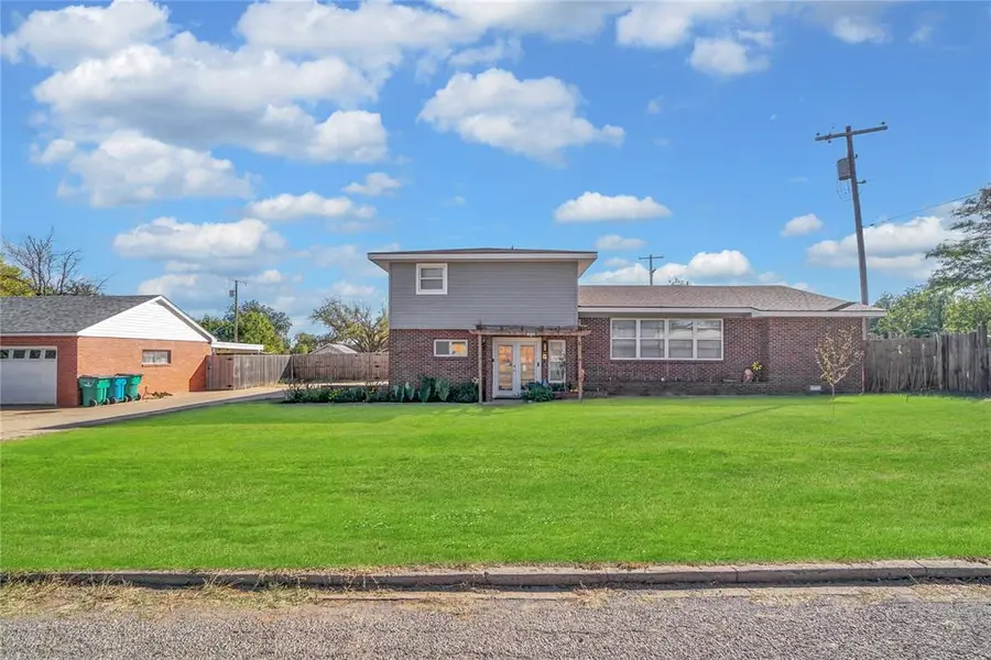 110 E Hillcrest LN, Hobart, OK 73651