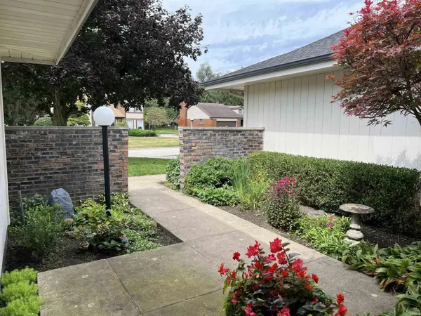 54530 Saddlebrook XING, Elkhart, IN 46514