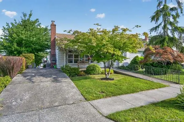 84 E Lido Promenade, Lindenhurst, NY 11757