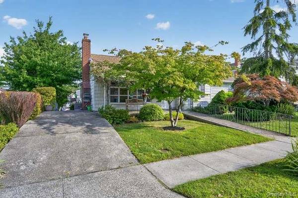 84 E Lido Promenade, Lindenhurst, NY 11757