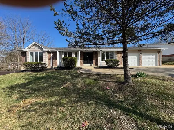924 Fernview DR, Creve Coeur, MO 63141