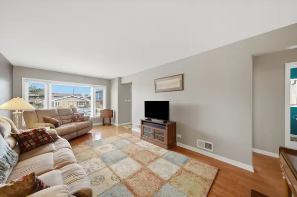 8636 S Tripp AVE, Chicago, IL 60652