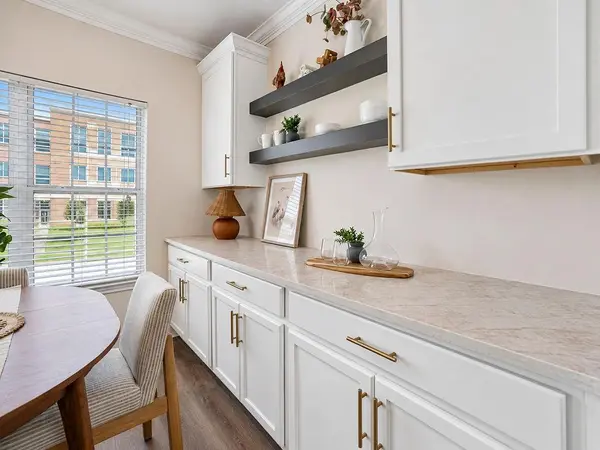 11607 Tomahawk Creek Pkwy #E, Leawood, KS 66211