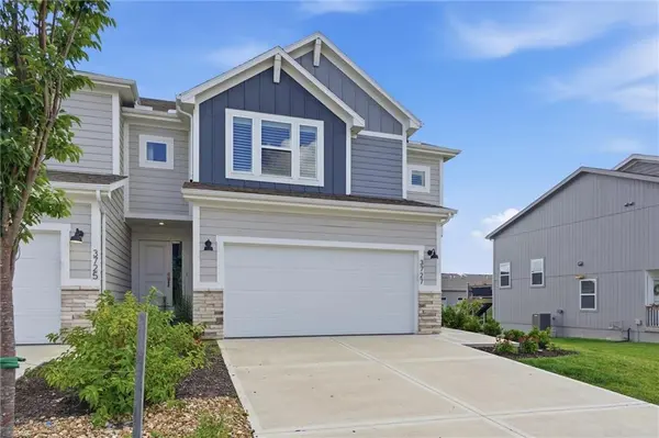 3727 SW Clayton PL, Lee's Summit, MO 64082