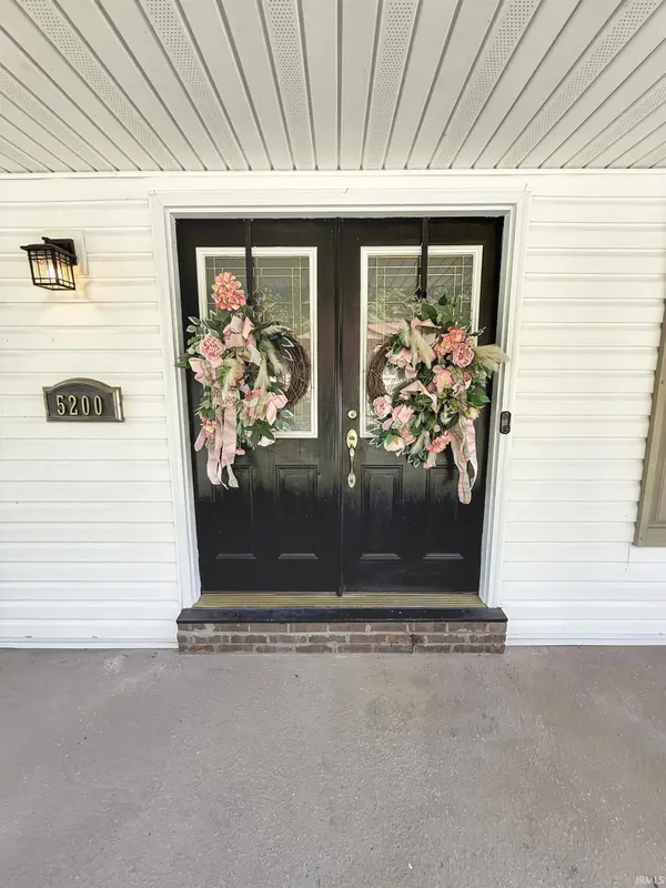 5200 Kenwood DR, Newburgh, IN 47630