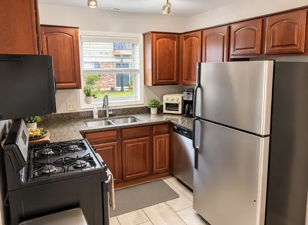 1517 Raymond DR #103, Naperville, IL 60563