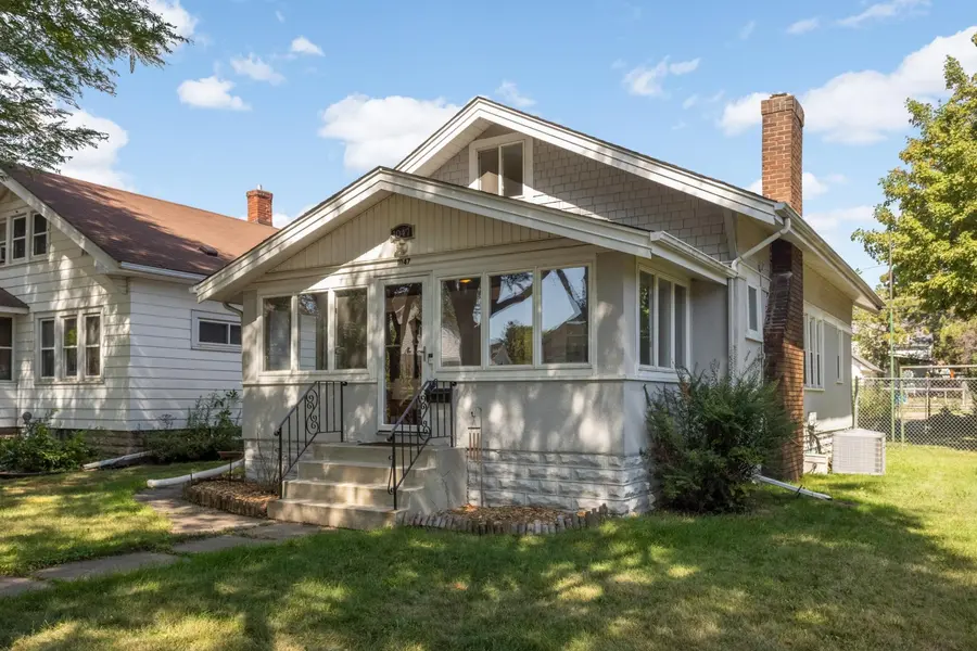 1047 Rose AVE E, Saint Paul, MN 55106