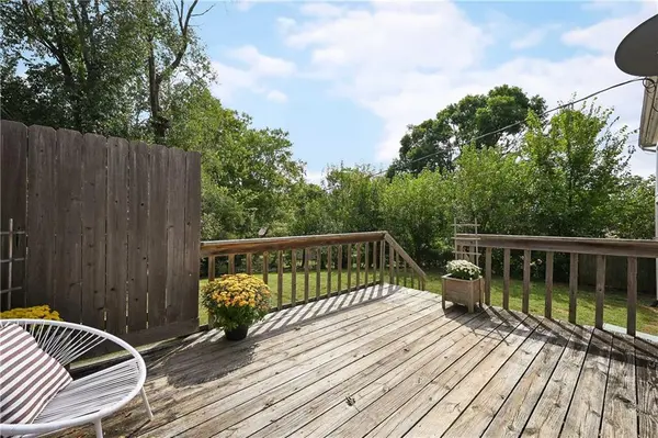 303 SW Pinnell DR, Lee's Summit, MO 64081