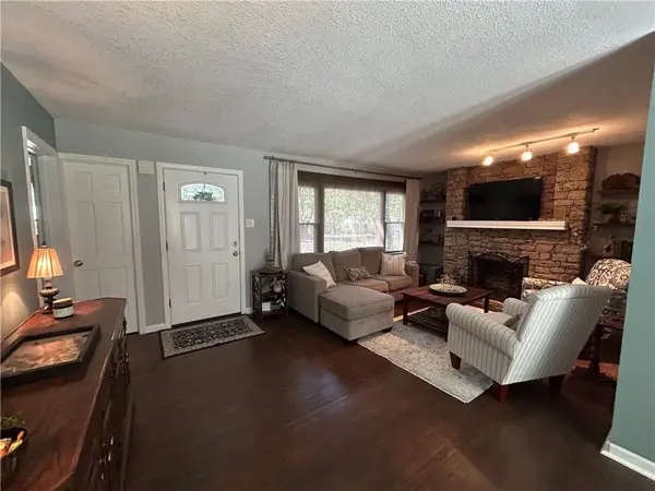 7601 Hemlock ST, Overland Park, KS 66204