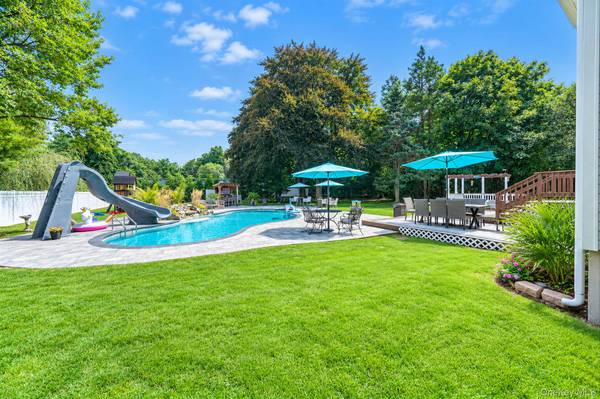 7 Hewlett AVE, East Patchogue, NY 11772