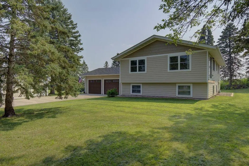 9390 Edgebrook DR, Northfield, MN 55057