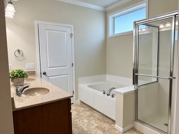 9216 Lighthouse LN, Woodbury, MN 55129