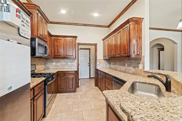 3416 Canton TRL, Yukon, OK 73099