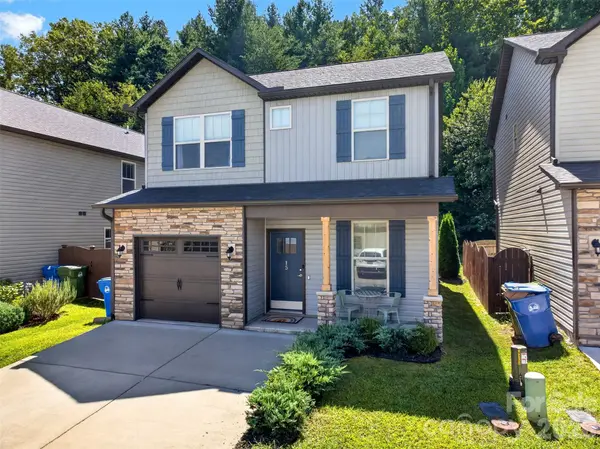 15 Greenly LN, Fletcher, NC 28732