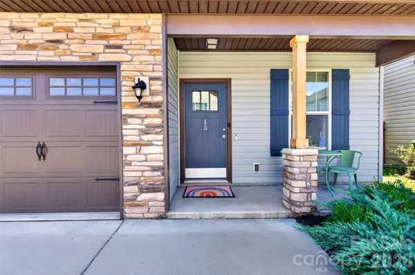 15 Greenly LN, Fletcher, NC 28732