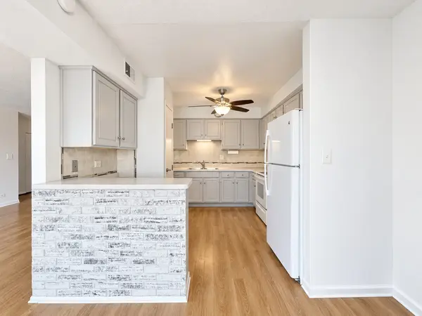 601 W Huntington Commons RD #302, Mount Prospect, IL 60056