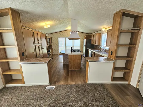 194 N Coachlight DR, Topeka, KS 66617